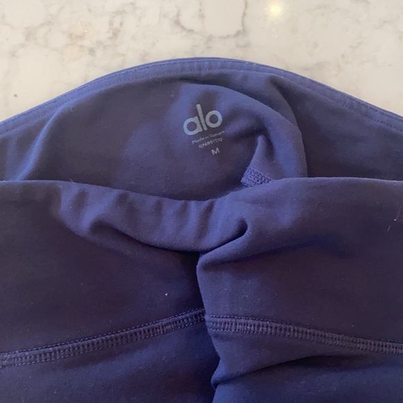 Alo yoga cropped leggings with mesh detail inserts - Picture 2 of 6